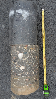 GeoSpectrum - rdzeń dwóch wierzchnich warstw betonu z widocznym pęknięciem w górnej części, przedzielonych geowłókniną